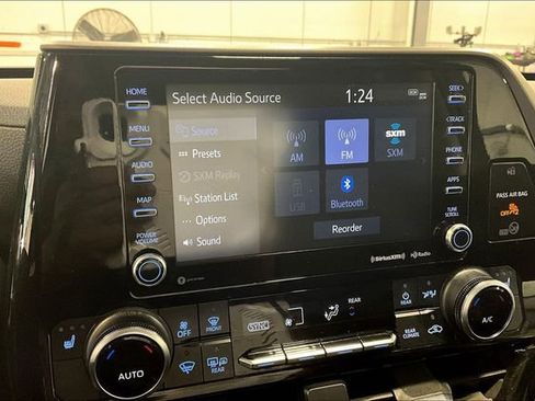Used 2021 Toyota Highlander XLE AWD/4WD image 15