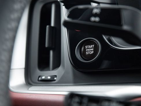 Certified 2025 Porsche Cayenne E-Hybrid Coupe AWD/4WD image 17