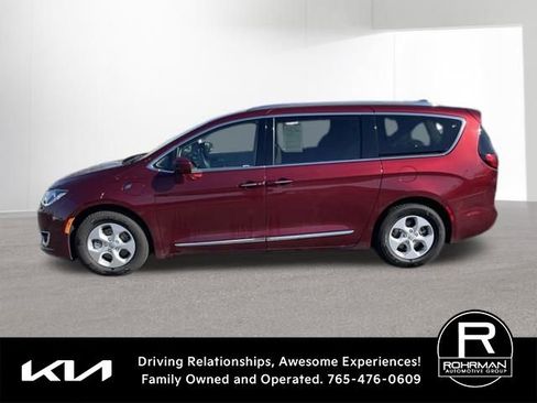 Used 2018 Chrysler Pacifica Touring-L image 6