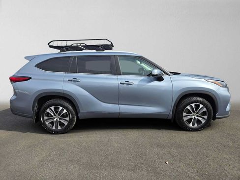 Used 2023 Toyota Highlander XLE AWD/4WD image 2