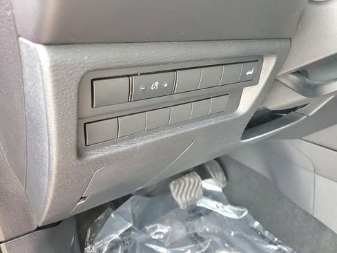 Used 2024 Mitsubishi Outlander SE image 11