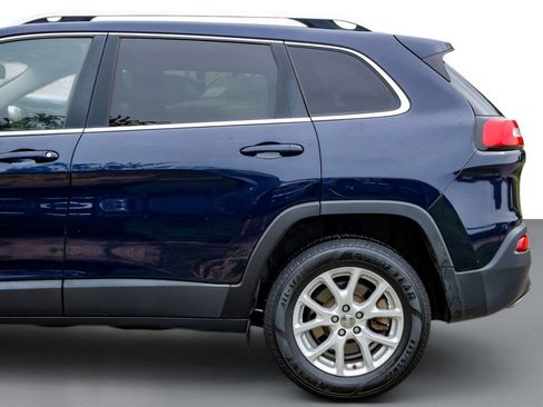 Used 2015 Jeep Cherokee Latitude w/ Cold Weather Group AWD/4WD image 11
