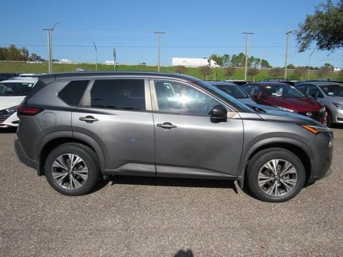 Used 2022 Nissan Rogue SV image 3
