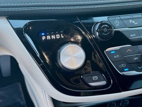 Used 2021 Chrysler Pacifica Limited image 16