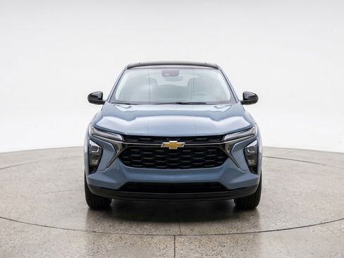 Used 2025 Chevrolet Trax LT FWD image 2