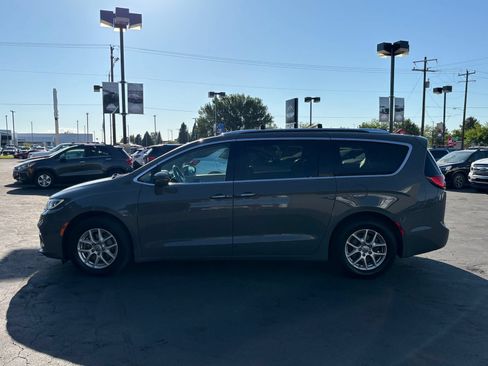 Used 2021 Chrysler Pacifica Touring-L FWD image 3