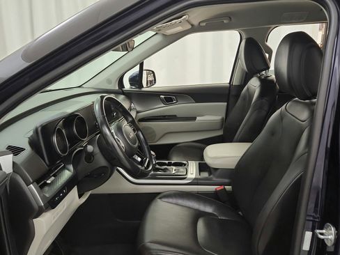 Used 2022 Kia Carnival LX FWD image 10