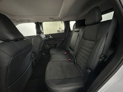 Used 2025 Mitsubishi Outlander SE image 19