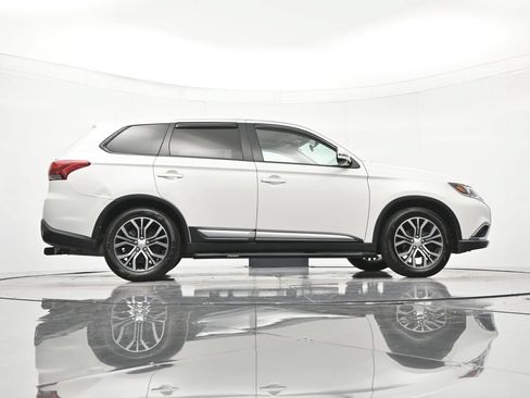 Used 2018 Mitsubishi Outlander SE FWD image 39