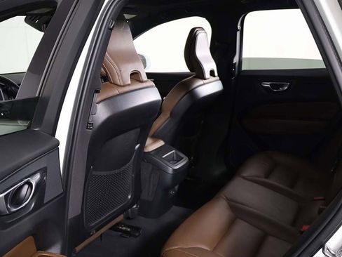 Used 2021 Volvo XC60 T5 Momentum w/ Premium Package image 27