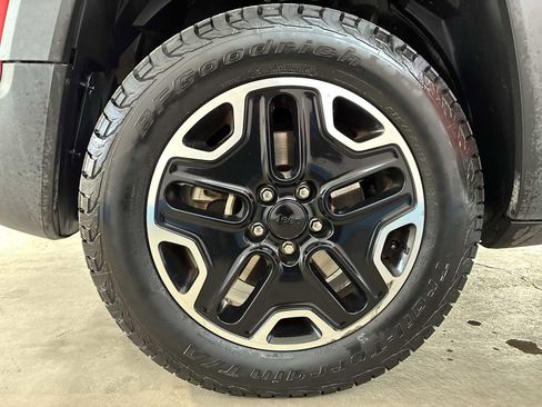 Used 2017 Jeep Renegade Trailhawk image 17