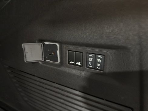 Used 2024 Chevrolet Suburban Premier image 22