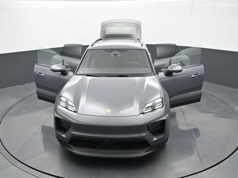 Used 2025 Porsche Macan Electric RWD image 32
