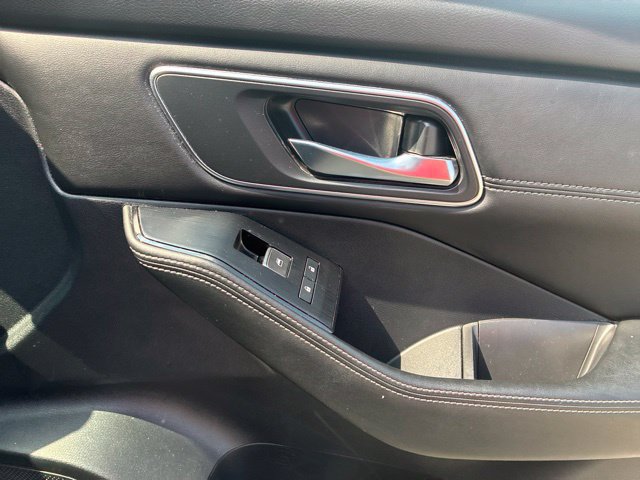 Used 2025 Nissan Rogue Platinum FWD image 14
