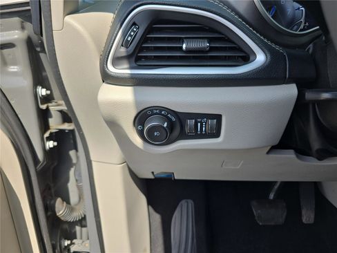 Used 2022 Chrysler Pacifica Touring-L image 29