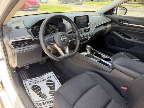 Used 2023 Nissan Altima 2.5 SV FWD image 11