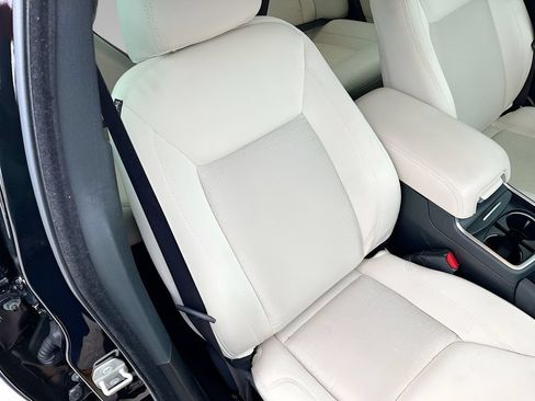 Used 2023 Chrysler 300 Touring w/ Safetytec Plus Group RWD image 27