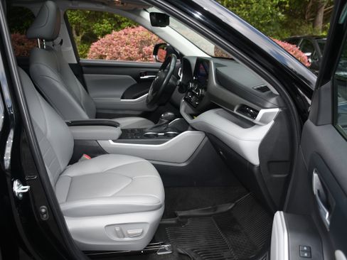 Used 2023 Toyota Highlander XLE AWD/4WD image 21