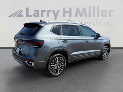 Used 2025 Volkswagen Taos SE FWD image 5