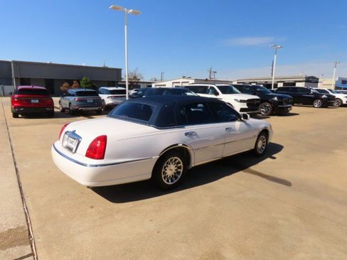 Used 2000 Lincoln Town Car Signature image 9