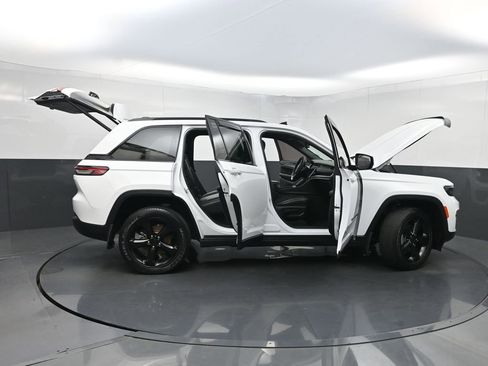Used 2022 Jeep Grand Cherokee Altitude AWD/4WD image 38