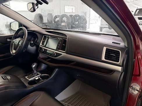 Used 2016 Toyota Highlander XLE AWD/4WD image 12