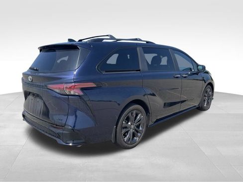 Used 2025 Toyota Sienna XSE FWD image 8