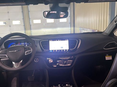 New 2026 Chrysler Pacifica Limited image 27