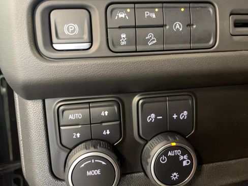 Used 2023 Chevrolet Suburban Premier image 17