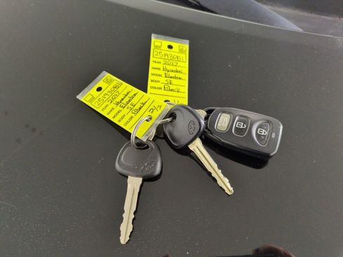 Used 2017 Hyundai Elantra SE image 27