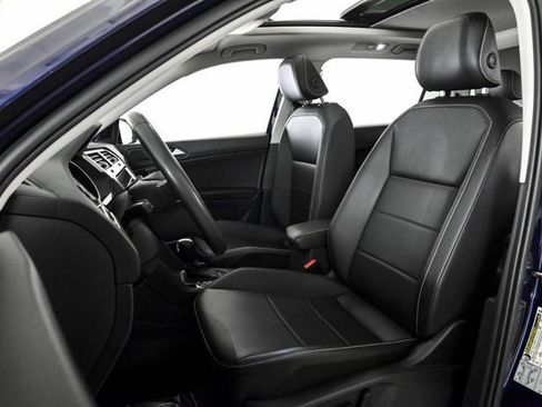 Used 2021 Volkswagen Tiguan SE w/ Panoramic Sunroof Package image 16