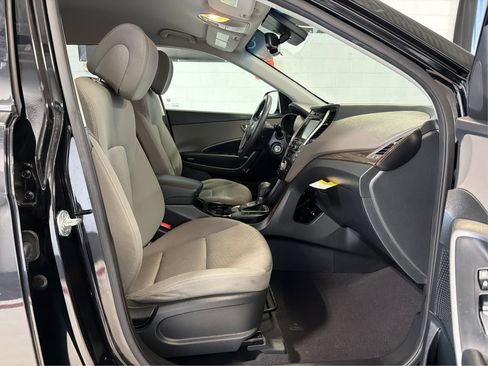 Used 2017 Hyundai Santa Fe SE image 14
