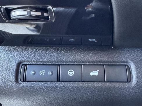 Used 2025 Nissan Pathfinder SV FWD image 9