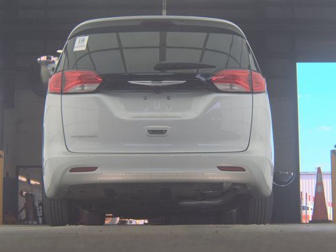 Used 2024 Chrysler Voyager LX image 8