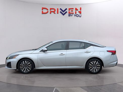 Used 2023 Nissan Altima 2.5 SV image 2