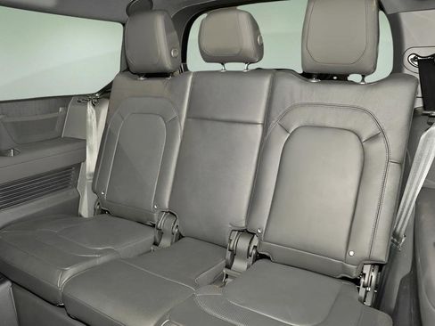 Used 2023 Land Rover Defender 130 SE image 12