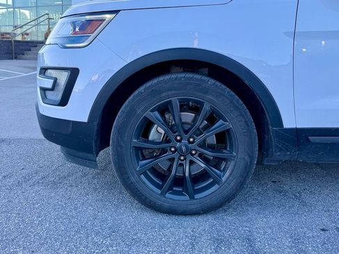 Used 2017 Ford Explorer XLT w/ Equipment Group 202A AWD/4WD image 26