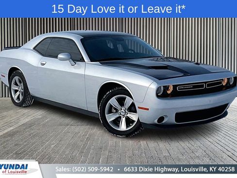 Used 2022 Dodge Challenger SXT image 1