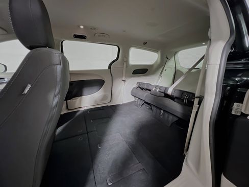 Used 2023 Chrysler Voyager LX image 29