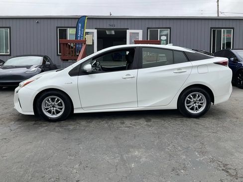 Used 2017 Toyota Prius Two FWD image 5