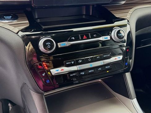 Used 2022 Ford Explorer Limited image 16