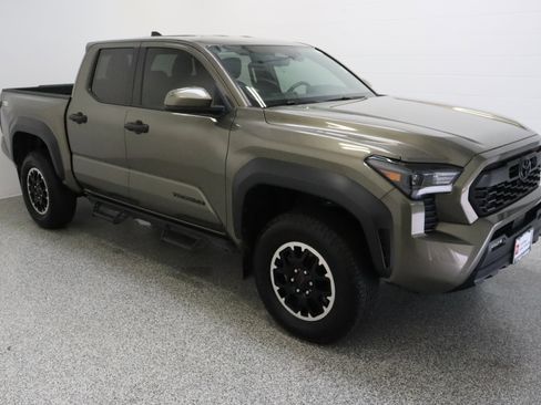 Certified 2024 Toyota Tacoma TRD Off-Road AWD/4WD image 4