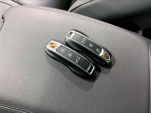 Used 2023 Porsche Cayenne Platinum Edition image 39