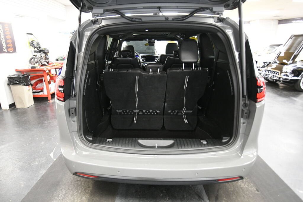 Used 2025 Chrysler Pacifica Limited FWD image 33