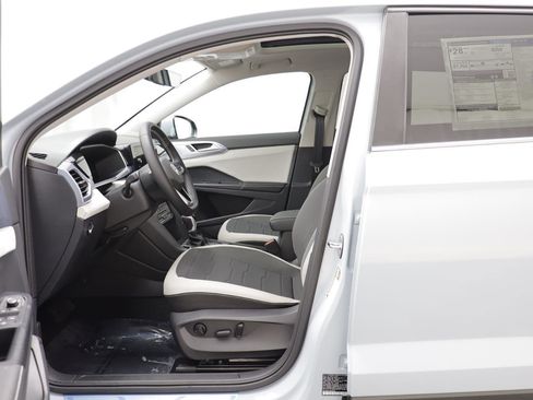 New 2026 Volkswagen Taos SE image 5