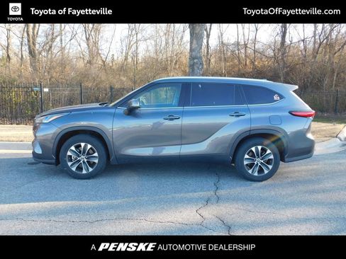 Used 2021 Toyota Highlander XLE image 2