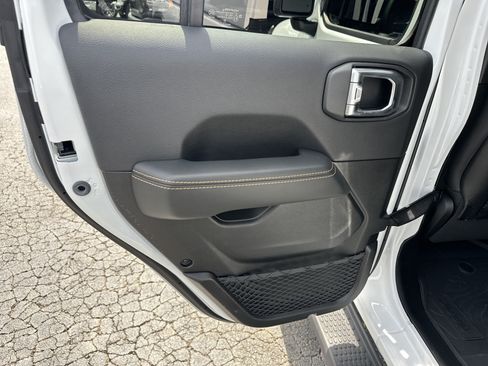 Used 2026 Jeep Wrangler Unlimited Sahara AWD/4WD image 24