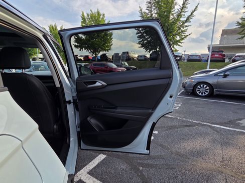 Certified 2025 Volkswagen Taos SE AWD/4WD image 36