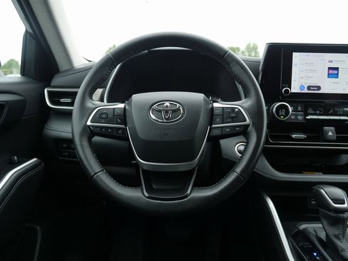 Used 2024 Toyota Highlander XLE image 20