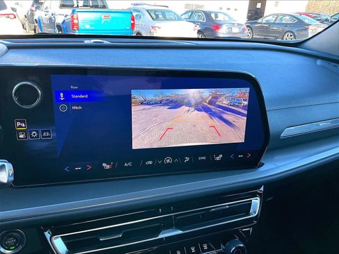 Used 2025 Chevrolet Traverse LT image 19